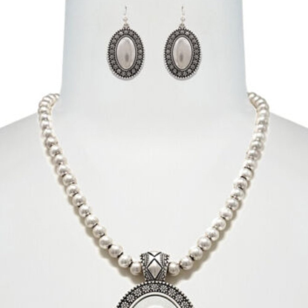 Pearl necklace and earrings set - Picture 2 of 7